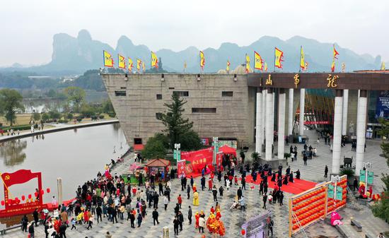 龙虎山民俗节目吸引广大游客前来游玩