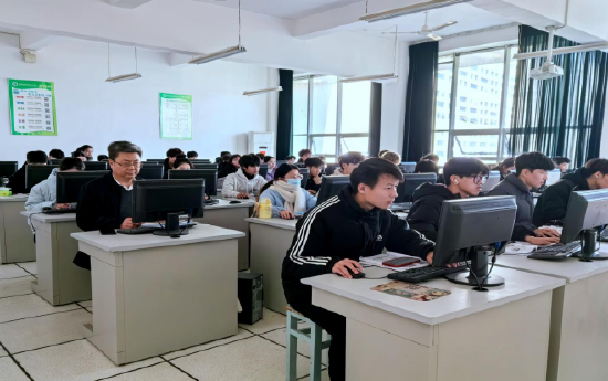 △张家菁书记在教室与同学们一同上课