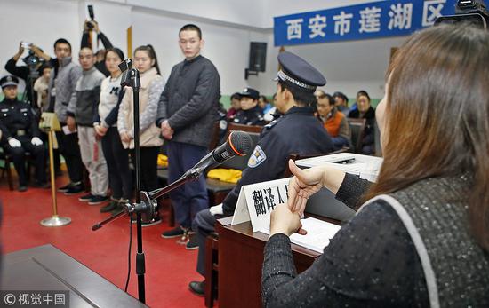 ▲2018年12月5日,聋哑人强迫多人乞讨被西安莲湖区法院起诉。图/视觉中国