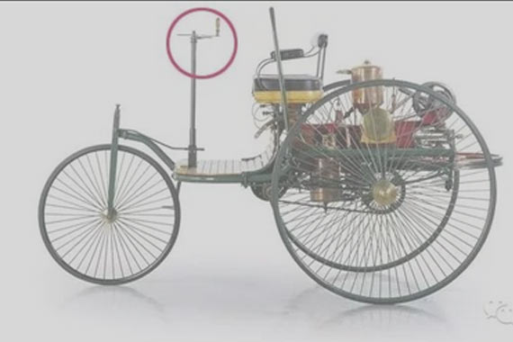 方向盘原本是直的，后来某天它被掰弯了...