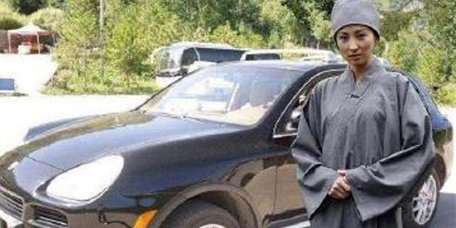 和尚开百万豪车美女伴 尼姑只喜欢保时捷