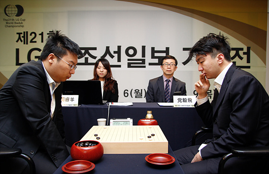 LG世界棋王赛第二局开赛