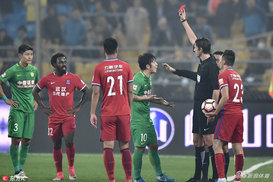 在工人体育场刺眼的灯光下，张稀哲的手掌击打在陈雷面部，两人之间的空气仿佛瞬间凝固，裁判口中的哨子即将吹响一场风暴。