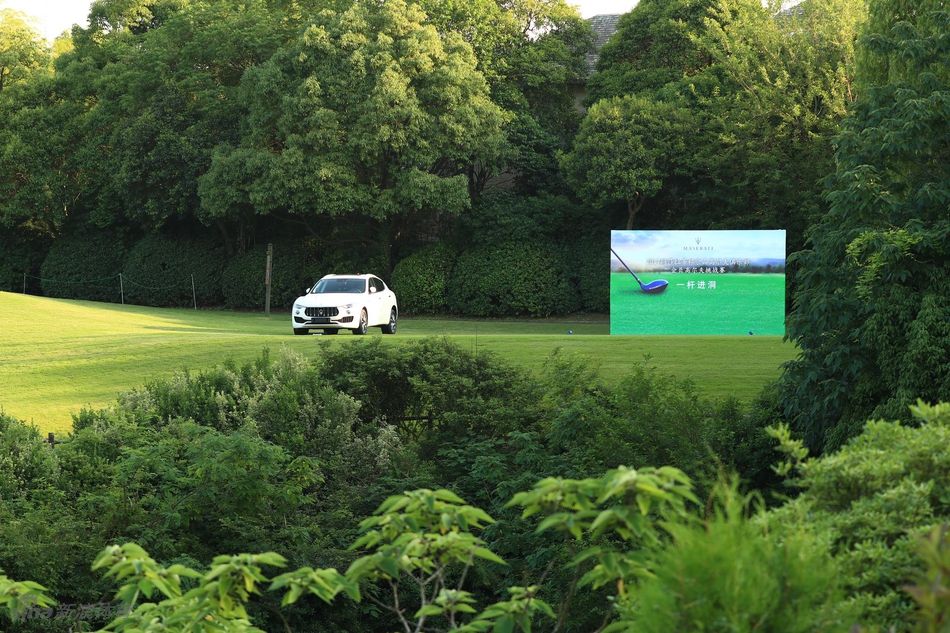 玛莎拉蒂经销商高层在晚宴上为本次比赛获得大奖的选手颁发精美奖杯