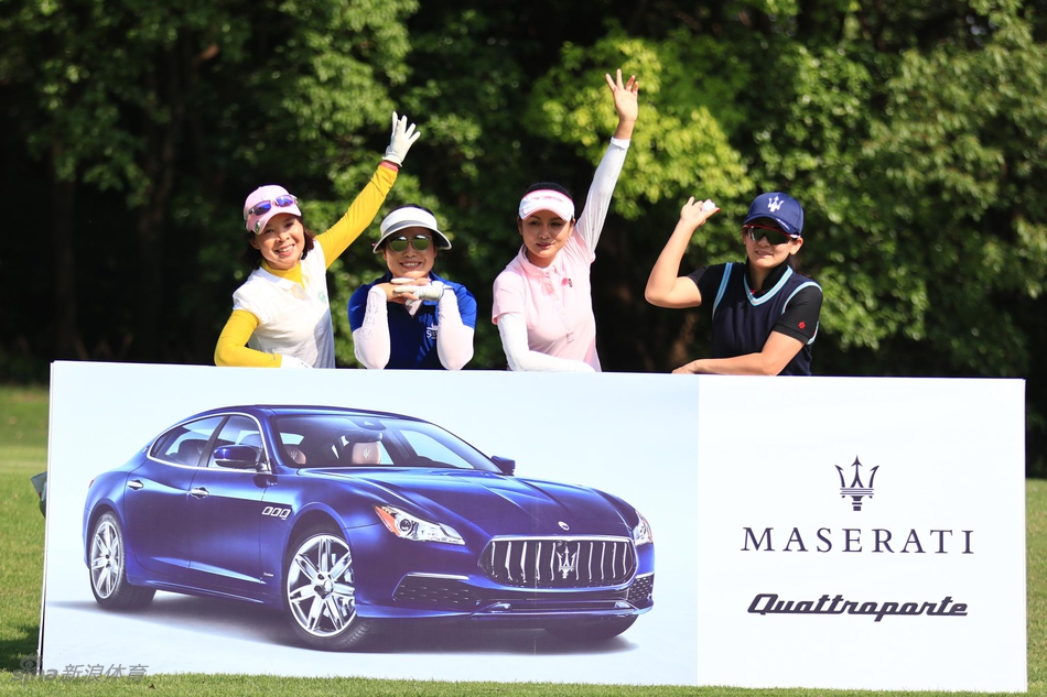 佘山高尔夫俱乐部美女会员手持彩球，于开球仪式上绽放自信笑容的靓丽身影