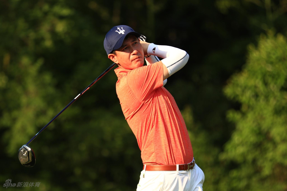 从高处俯瞰，佘山国际高尔夫俱乐部17号洞的壮丽景致与如茵球道尽收眼底