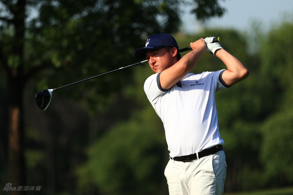 赛事结束后，参赛车主与嘉宾们在玛莎拉蒂展车前愉快交流并合影留念