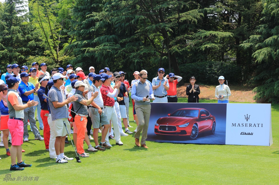 比赛正式开始，选手们在开球区全神贯注地观看同组球友奋力开出第一杆
