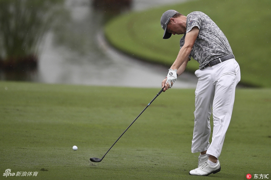 热情的马来西亚球迷紧紧簇拥在谢奥菲勒周围，争相索要签名，现场气氛热烈非凡。