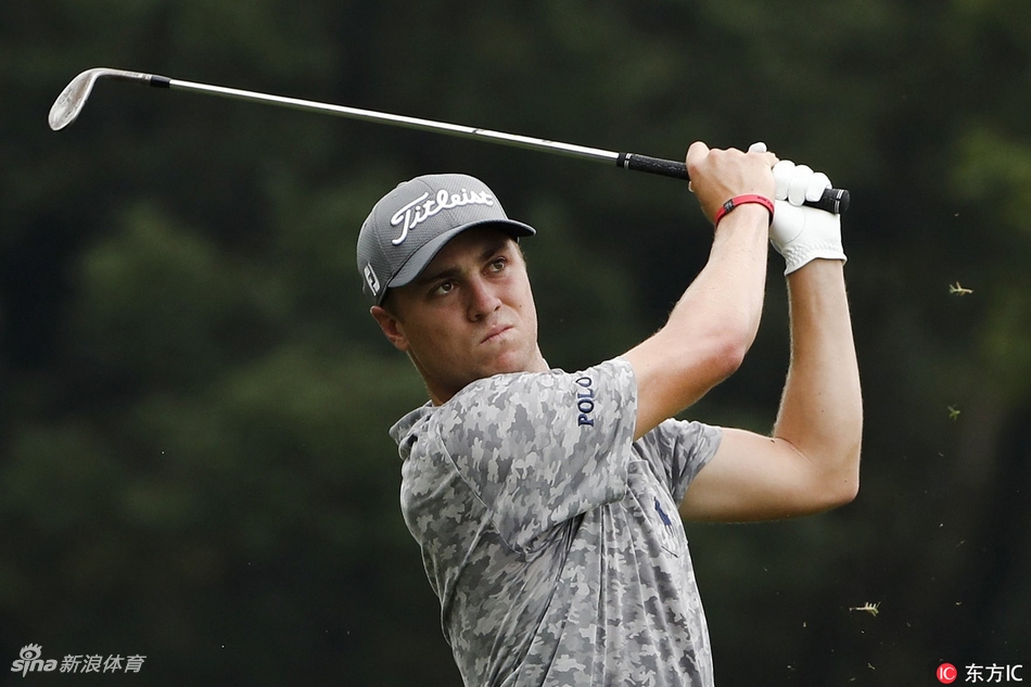 赞德·谢奥菲勒在CIMB精英赛球道上挥出精准一杆，表情专注自信，展现世界级球手风范。