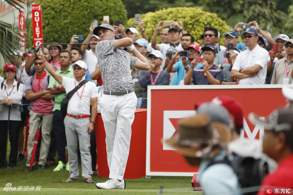 佩雷兹在赛前专访中眼神坚定，谈及2026年新规与冠军目标，充满了老将的决心与智慧。