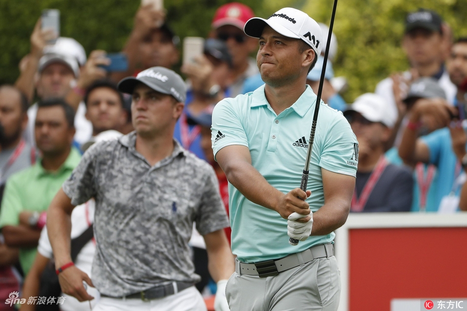 贾斯汀·托马斯在沙坑中沉着救球，尽管当日表现起伏，但卫冕冠军的神情依然坚毅。