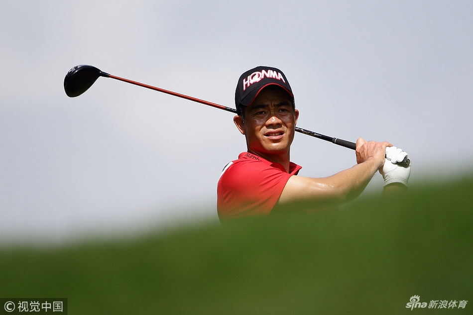 新加坡公开赛开球仪式现场，众多高尔夫球迷聚集在宏伟的发球台周围，期待比赛开始。