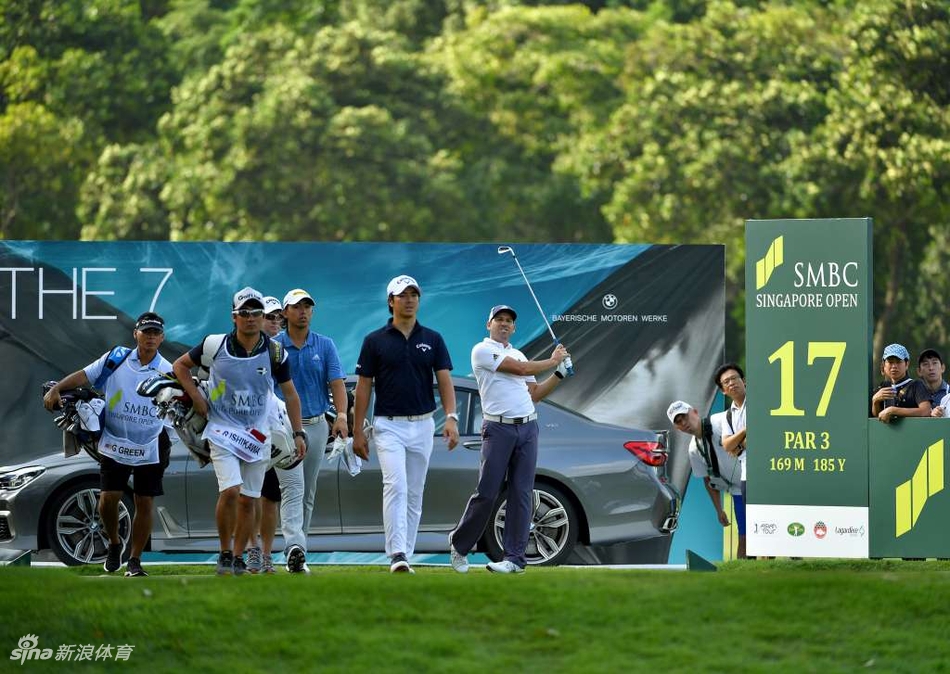 球员在沙坑中救球，沙土飞溅的瞬间展现了高尔夫运动对精准技术与临场判断的高要求。