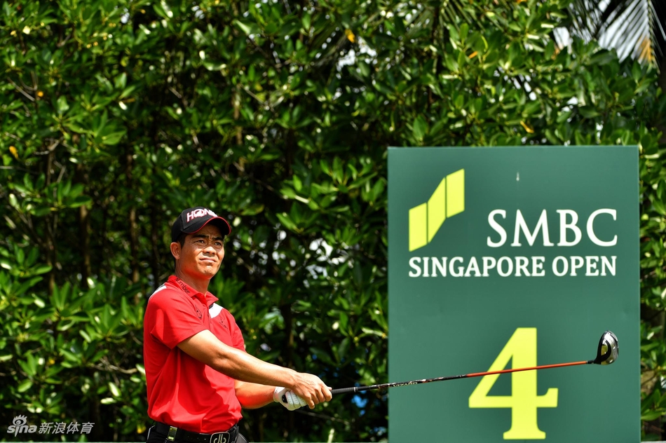 比赛现场观众席座无虚席，各色遮阳伞下坐满了观看比赛的球迷，展现了高尔夫运动的巨大吸引力。