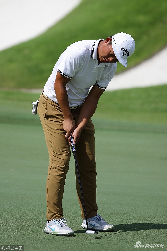 西班牙名将加西亚在球道上仔细研判攻果岭路线，阳光洒在绿茵场上，气氛紧张而专注。