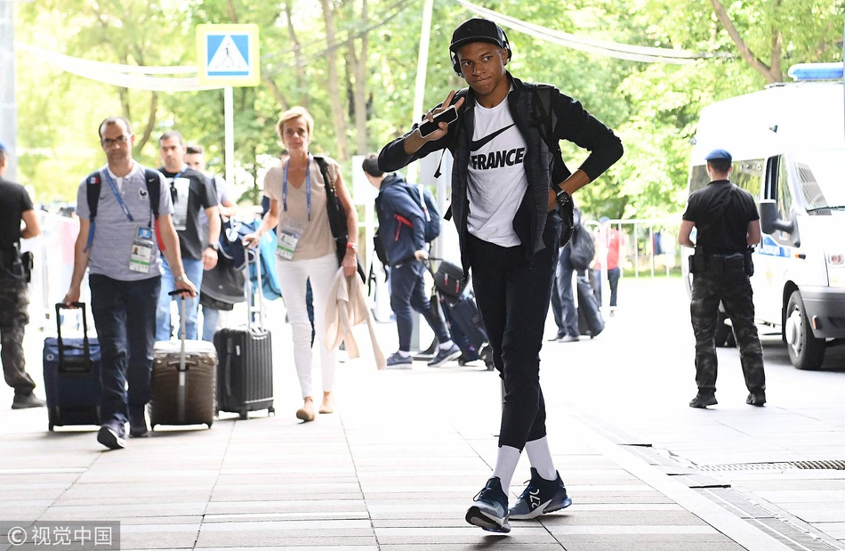 法国队抵达莫斯科 姆巴佩星味十足