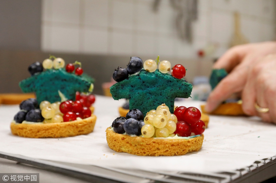 法国糕点师制作特色甜点助威主队