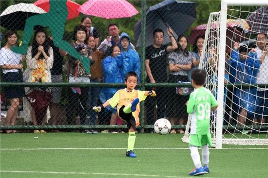 众所周知，中国足球面临的最大问题，就是“踢球的孩子太少”