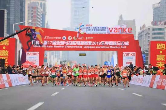 东莞马拉松一男孩跑全马!号码布时有时无