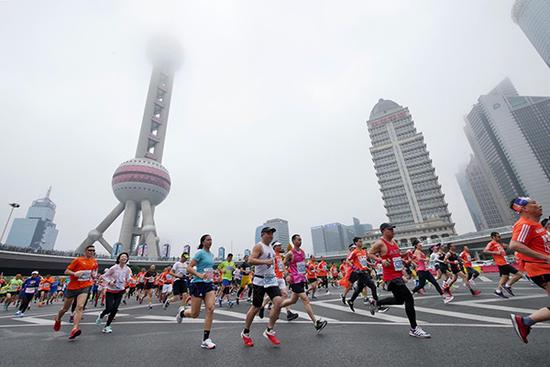 参赛选手经过上海地标东方明珠