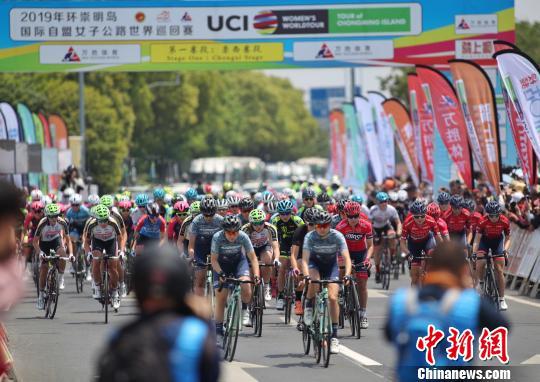 2019年环崇明岛国际自盟女子公路世界巡回赛5月9日鸣枪发车 张亨伟 摄