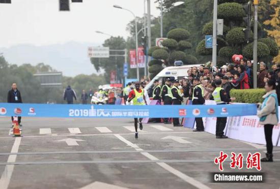 重庆半程马拉松开跑 肯尼亚选手包揽男子组前三
