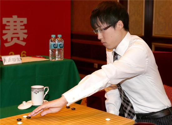 日本棋手井山裕太九段在比赛中