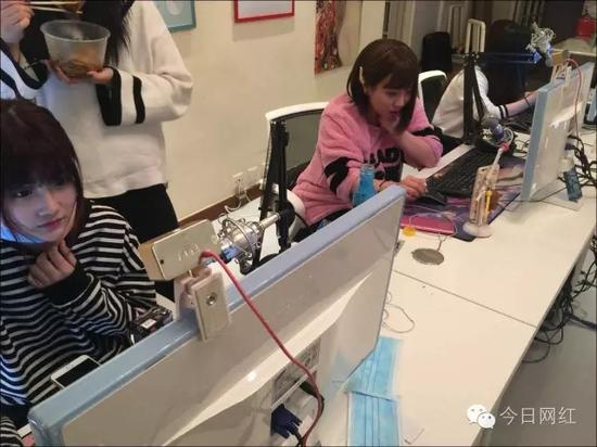 探访女子战队 讲述网瘾少女的另类人生_电竞