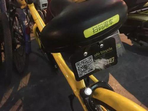 我猜刘晓峰(化名)并不是个脾气暴躁的人,因为在北京方庄家乐福门口自行车停放处见到此人时,他还语气平和的与另一端朋友聊着天。两分钟过后,他嘟囔了起来,甚至开始破口大骂。