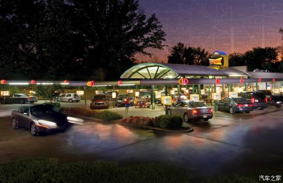 驰骋在美国公路上的汽车餐厅