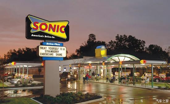 驰骋在美国公路上的汽车餐厅