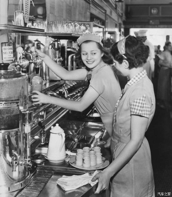 驰骋在美国公路上的汽车餐厅