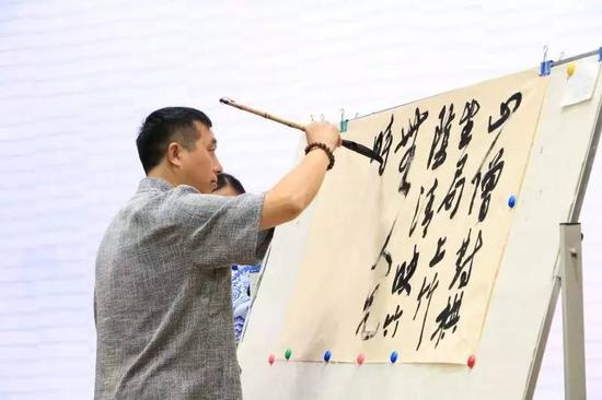 河南省书画学会理事,中原智库书画院副院长陈兵先生为比赛赐墨
