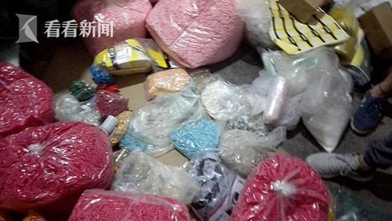 制售“假减肥药”窝点内,堆放着五颜六色的胶囊壳,这些胶囊加上不同的外包装就是一种新的“减肥药”