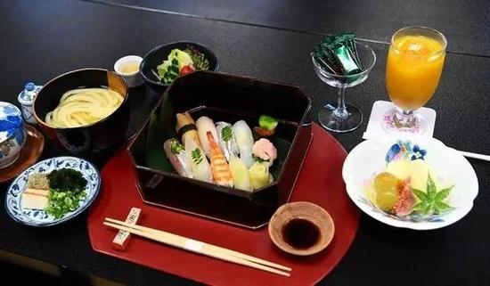 双方的午餐，寿司（摄影，筋野健太）