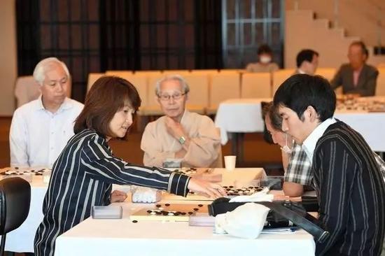 吉田美香八段的指导棋，棋迷们接受职业棋手的手谈（摄影，筋野健太）