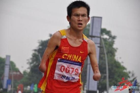 外籍女选手为中国断臂跑者递水 最终拿半马冠