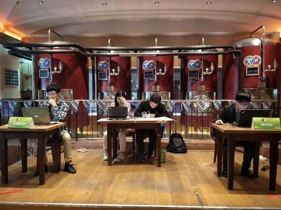 中盘时双方再次尽遣主力:江维杰VS连笑!新旧名人大对决!