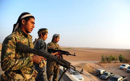 11月10日，叙利亚政府军在代尔祖尔省东南部的阿布卡迈勒市近郊警戒。新华社发（阿马尔摄）