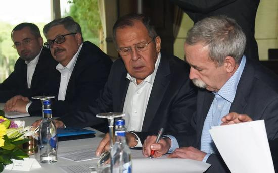 11月19日，在土耳其安塔利亚，俄罗斯外长拉夫罗夫（右二）出席会议。法新社