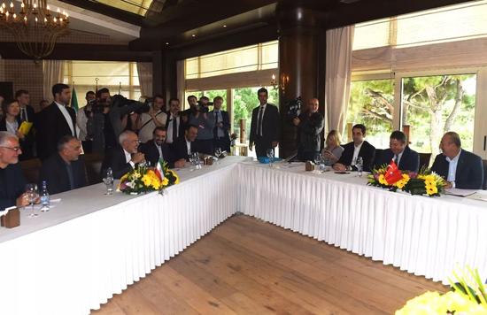 11月19日，在土耳其安塔利亚，伊朗外长扎里夫（前左三）和土耳其外长恰武什奥卢（右一）出席会议。新华社/法新 