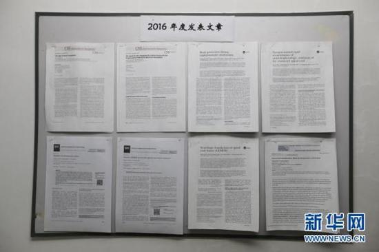 2016年任晓平发表的部分学术论文。新华网 杨昊 摄