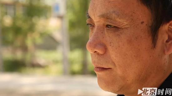 出狱后的周继坤时常愣神 图/北京时间 贺世茂