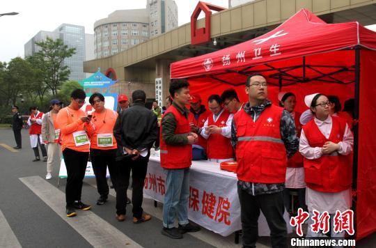 图为沿途设置多个医疗急救点,全方位确保每位运动员的生命安全。 崔佳明 摄