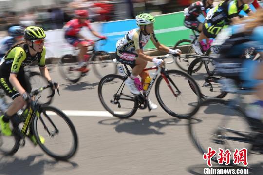 2019年环崇明岛国际自盟女子公路世界巡回赛5月9日鸣枪发车 张亨伟 摄