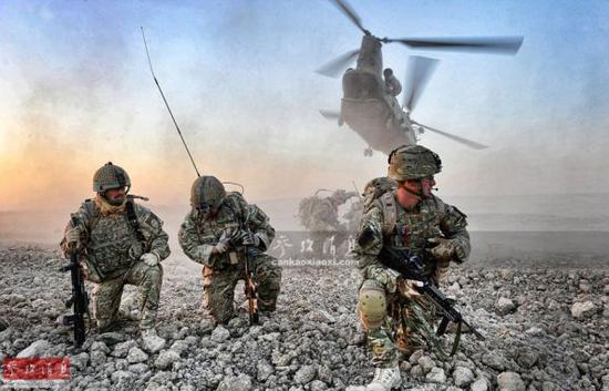 资料图:英军特战部队作战行动后,等待搭乘CH-47直升机撤离。