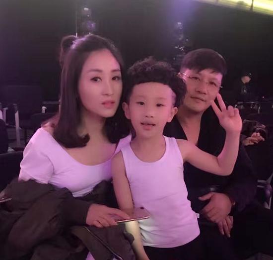 孙跋扈洋和爸爸妈妈在一路