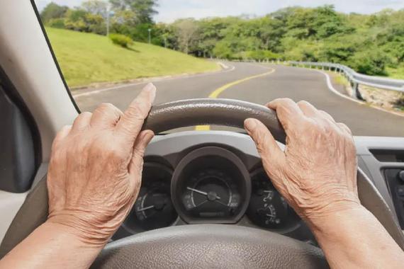 驾校：70岁以上老人有权考驾照 但学车的话我们拒收