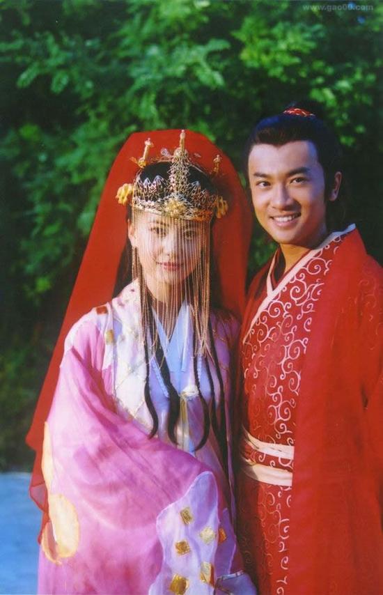 女星凤冠霞帔谁最美?高圆圆美哭 唐嫣吓人|凤冠